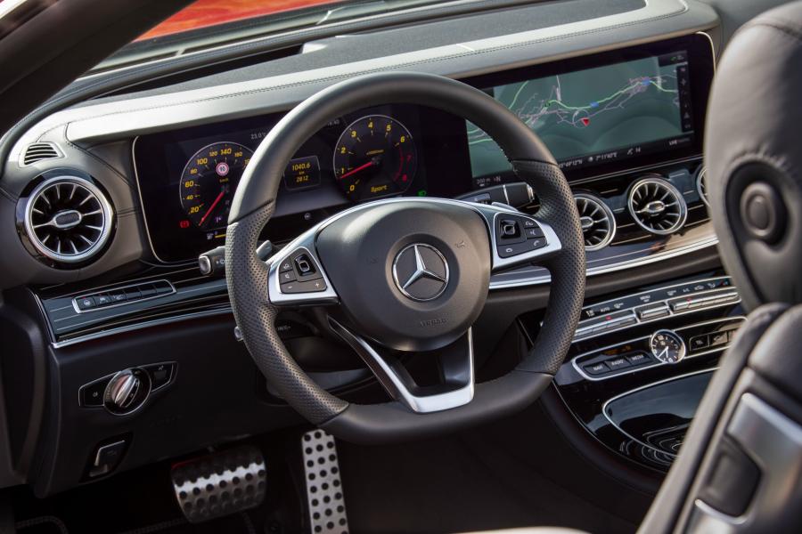 Панель приборов Mercedes-Benz E300 AMG Line Cabriolet 2017 года  (WW) (фото 11 из 32)